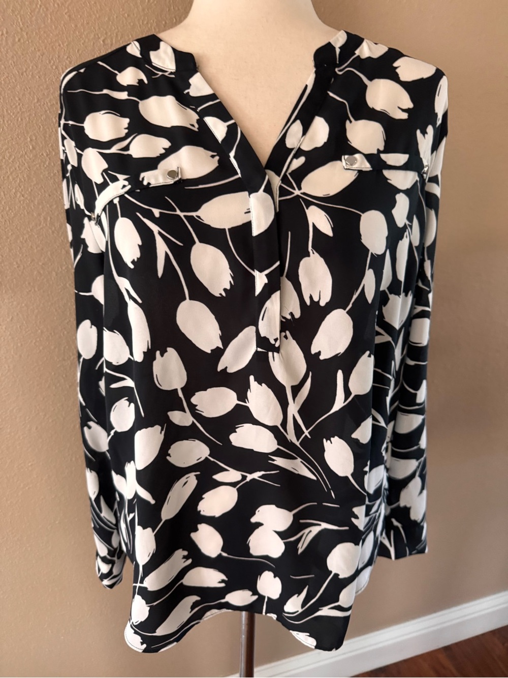 Simply Styled Black and White Floral V-Neck Blouse